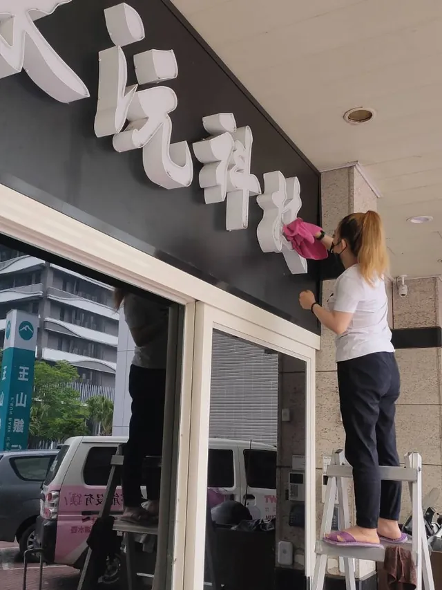 新竹百貨公司櫃位進撤櫃清潔，玻璃與層架擦拭