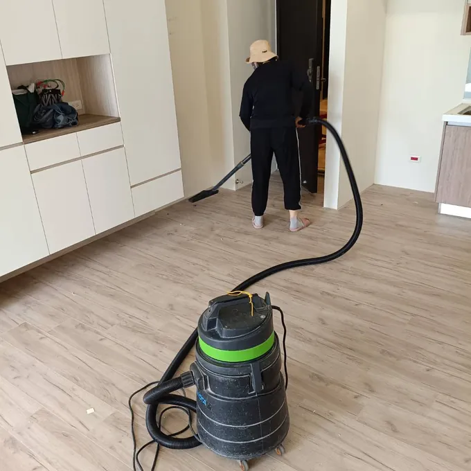 新竹裝潢屋清潔，師傅使用工業吸塵器清除裝潢粉塵